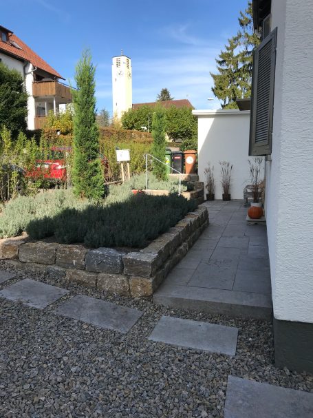 Eingangsbereich Muschelkalk-Terrassenplatten und Mauer