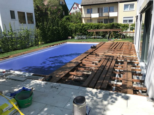 Holzterrasse an Pool